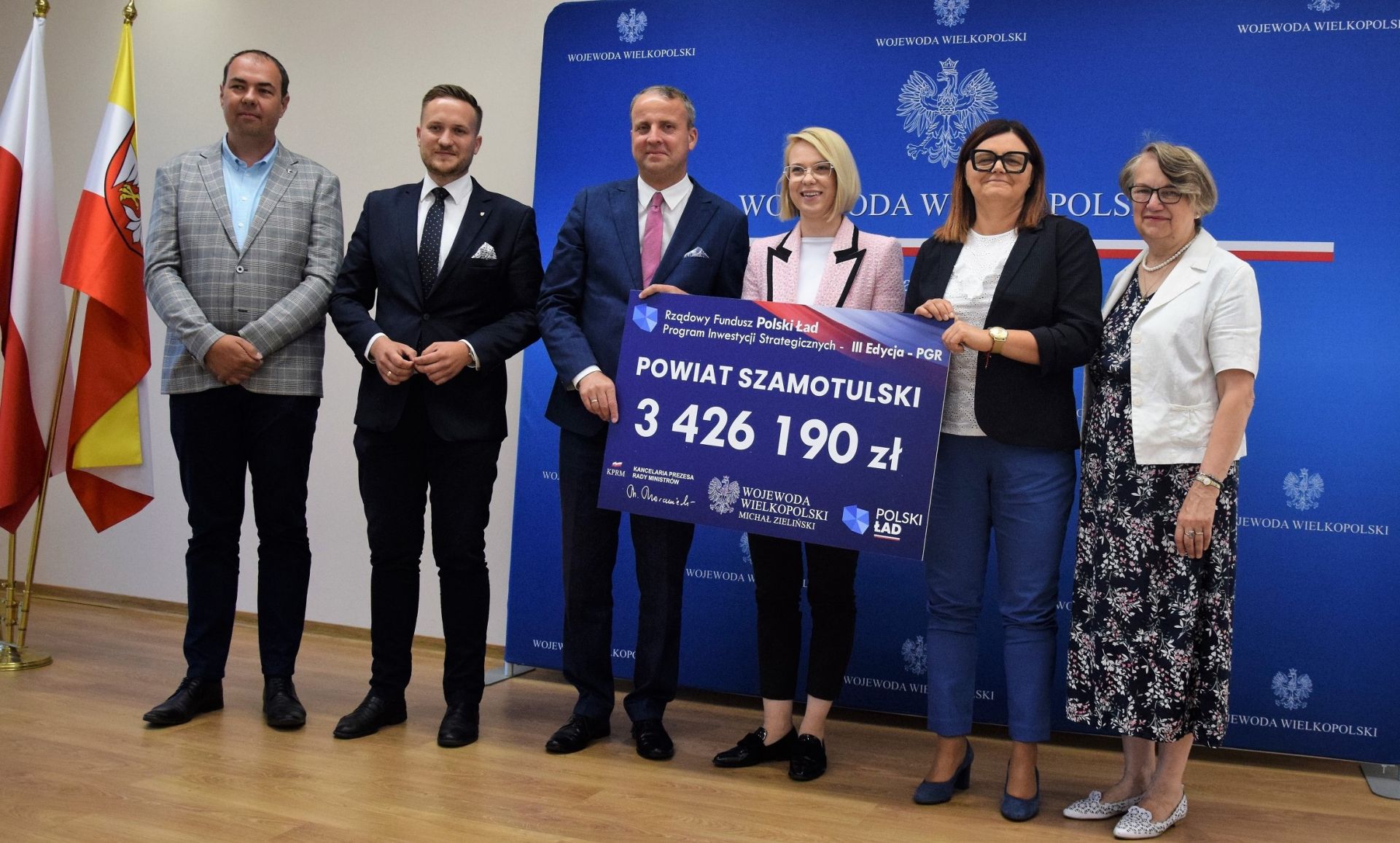 Wręczenie czeku na realizację inwestycji przez Wojewodę Wielkopolskiego Staroście Powiatu Szamotulskiego 