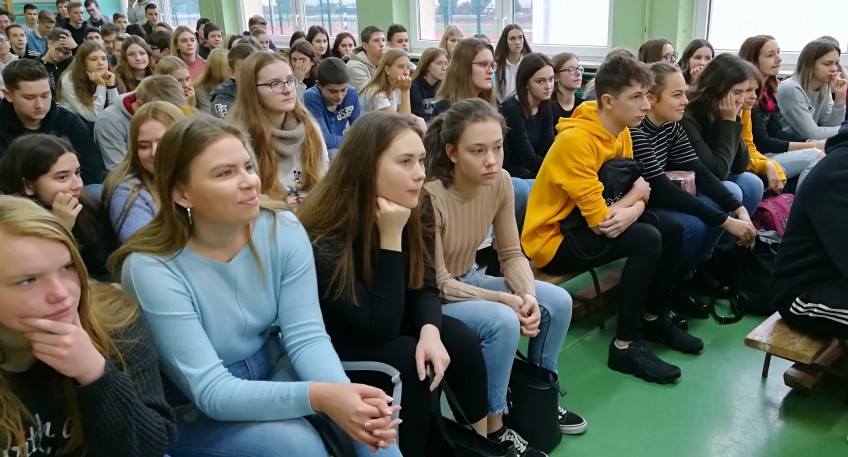 Grupa uczniów słuchająca prelekcji funkcjonariuszy z Policji.