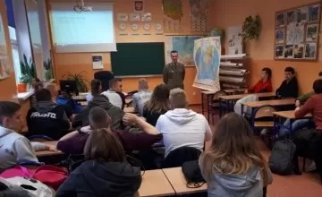 Spotkanie zawodoznawcze uczniów powiatowego Zespołu Szkół nr 2 we Wronkach z przedstawicielem Wojskowej Komendy Uzupełnień w Nowym Tomyślu