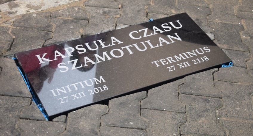 Kamienna tablica odznaczająca zakopaną Szamotulską Kapsułę Czasu z wpisaną datą wkopania (27.12.2018r.) oraz odkopania (27.12.2118r.)