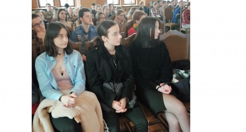 Uczniowie słuchający wykładu w sali Muzeum Zamek Górków