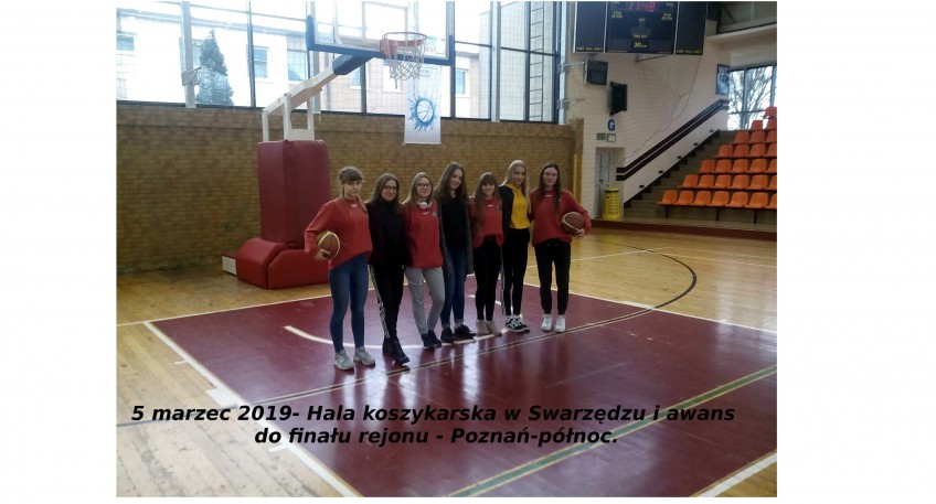 Dziewczęca drużyna koszykarska Zespołu Szkół nr 1 we Wronkach w hali sportowej.  Dwie dziewczyny trzymają piłke do kosza.