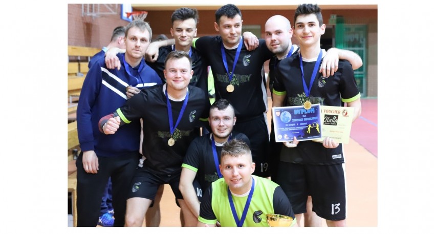 Grupa chłopaków, uczestników Nocnego Turnieju Piłki Siatkowej. Na szyi wiszą medale. 