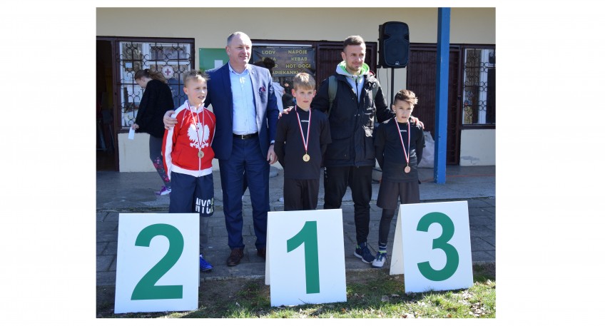 Od lewej: chłopiec (uczestnik) z medalem, Wicestarosta Szamotulski Pan Józef Kwaśniewicz, chłopiec (uczestnik) z medalem, trener, chłopiec (uczestnik)z medalem