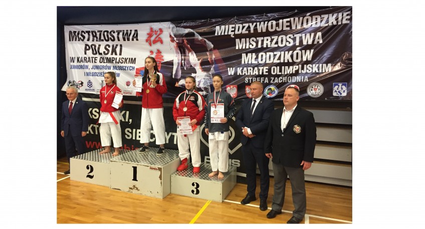 Uczestniczki zawodów na podium. W tle widać banery z napisami „Mistrzostwa Polski w karate olimpijskim” oraz „Międzywojewódzkie Mistrzostwa Młodzików w karate Olimpijskim”.