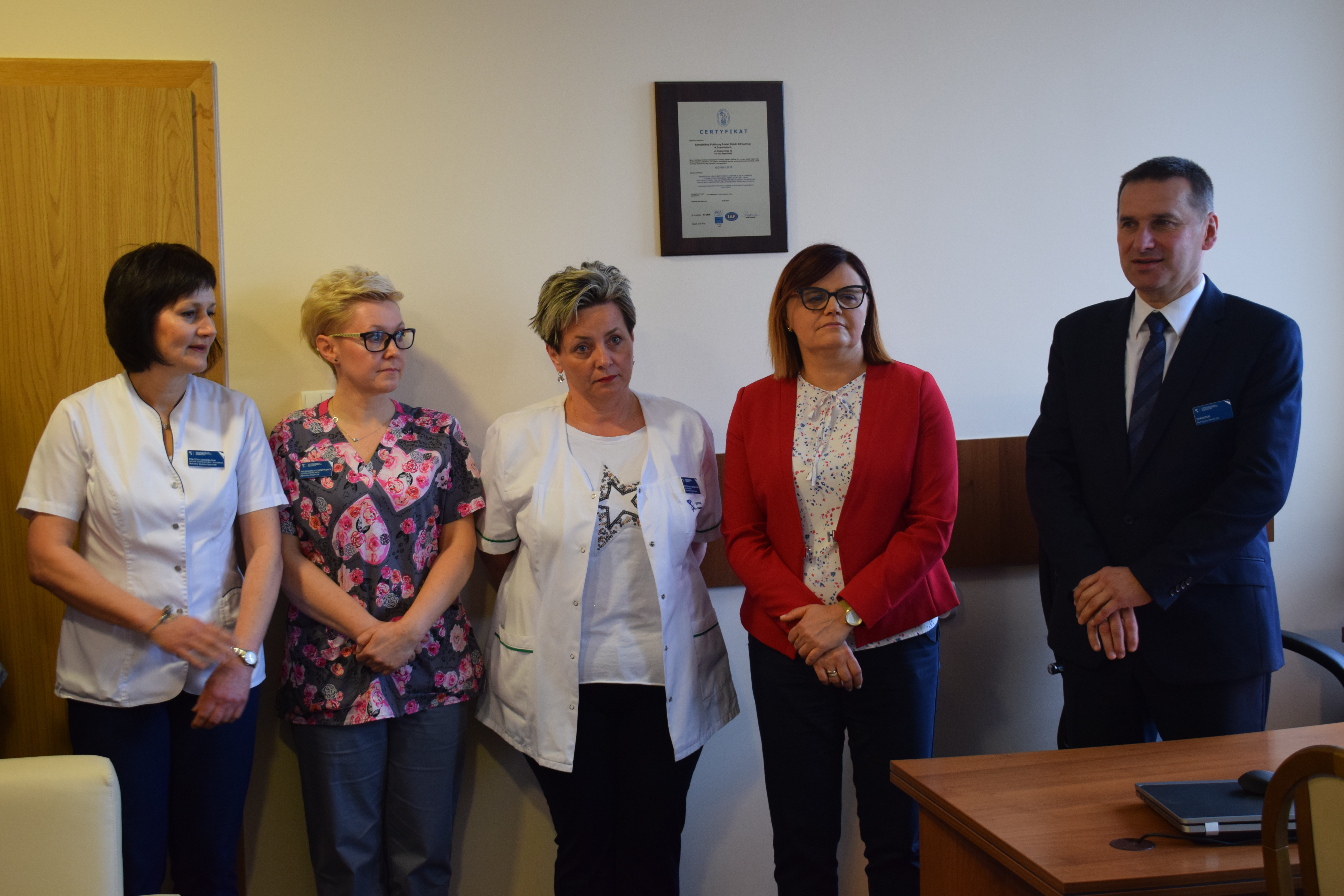 Personel medyczne wraz ze Starostą Szamotulskim Panią Beatą Hanyżak i Dyrektorem SP ZOZ w Szamotułach Panem Remigiuszem Pawelczakiem