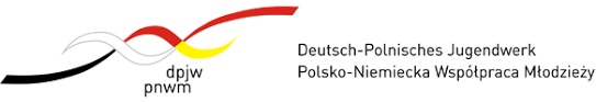 Logo przedstawiające dwie kreskowane wstęgi, ktore się przeplatają. Wstęgi są wielokolorowe, tworząc w miejsach przecięcia flagi Polski oraz Niemiec. Obok napis "Deutsch-Polnisches Jugendwerk", a pod spodem "Polsko-Niemiecka Współpraca Młodzieży"/