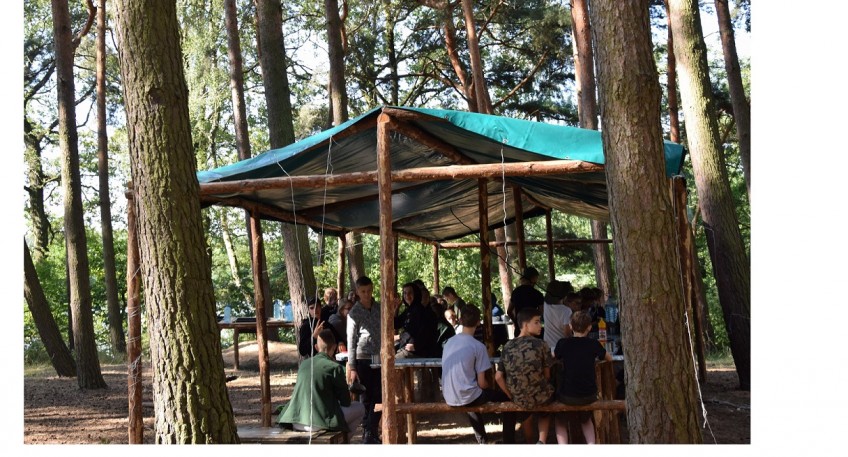 Obóz harcerski ZHR w lesie nad Jeziorem Psarskim
