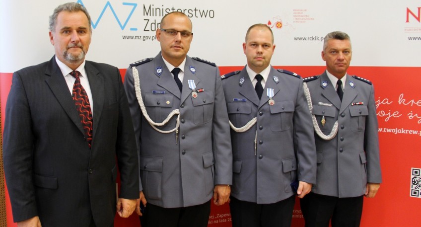 Asp. sztab. Marek Gostyński policjant z Komendy Powiatowej Policji w Szamotułach - Członek Klubu Honorowych Dawców Krwi "Policyjni KREWniacy", został wyróżniony odznaką „Honorowy Dawca Krwi - Zasłużony dla Zdrowia Narodu” przyznaną przez Ministra Zdrowia