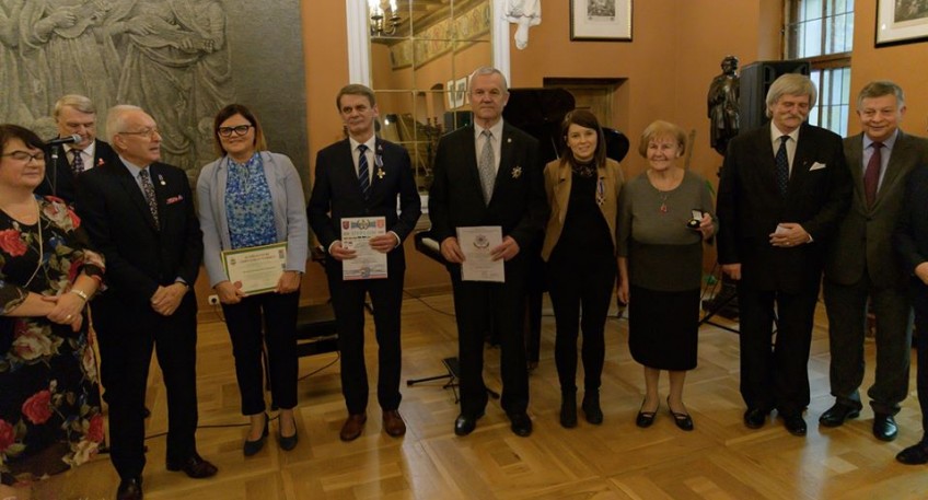 Zdjęcie grupowe części uczestników obchodów 80. rocznicy wybuchu II Wojny Światowej.