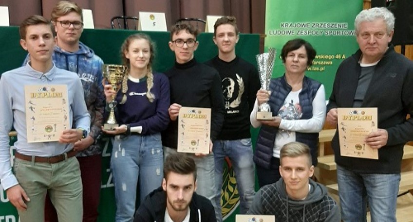 Zdjęcie grupowe reprezentantów Powiatu Szamotulskiego. Niektórzy trzymają dyplomy i złote puchary.