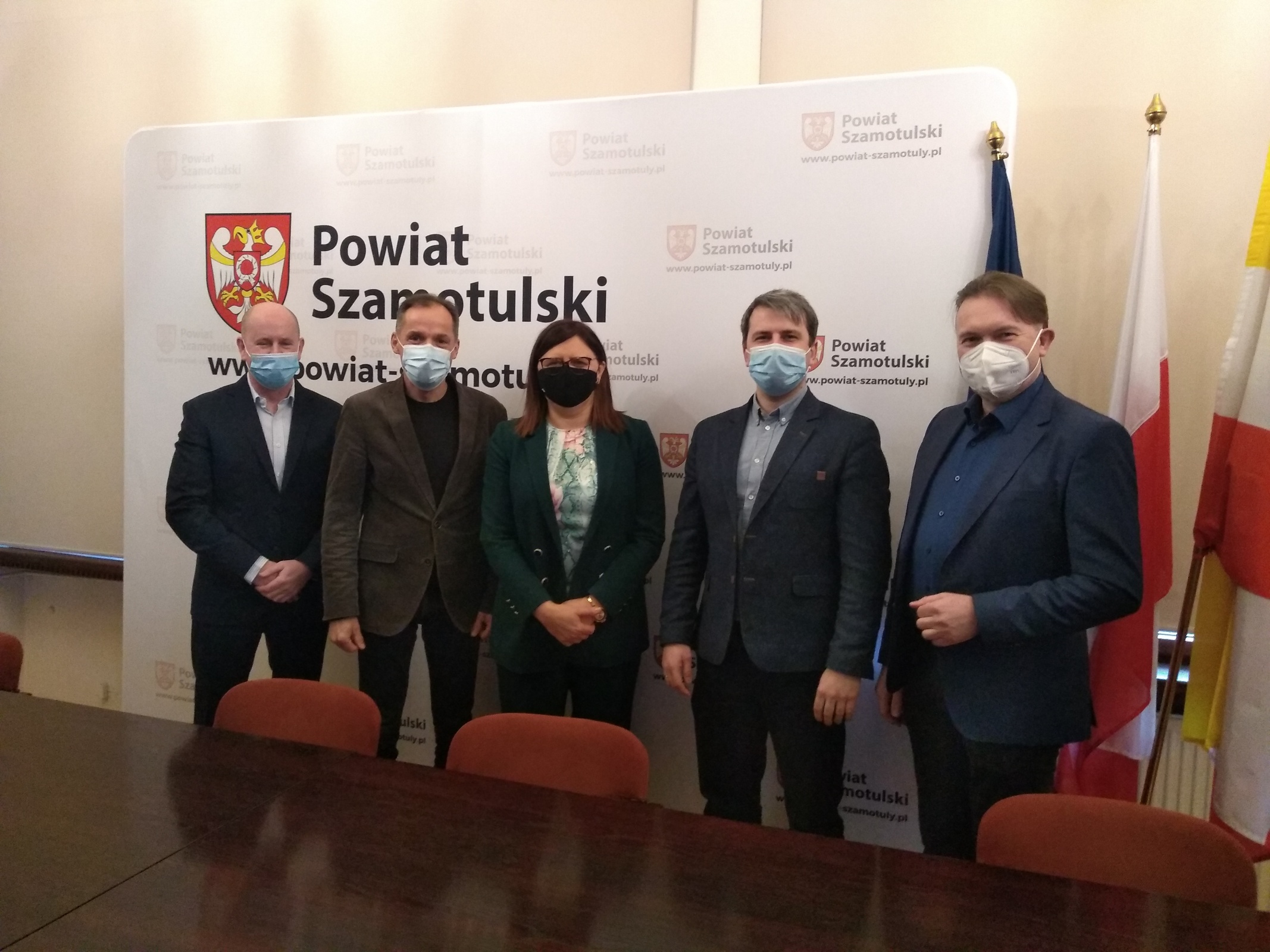 Wspólne zdjęcie przedstawicieli władz Powiatu Szamotulskiego, Dyrektora ZS nr 2 we Wronkach i przedstawicieli firmy SPOMASZ