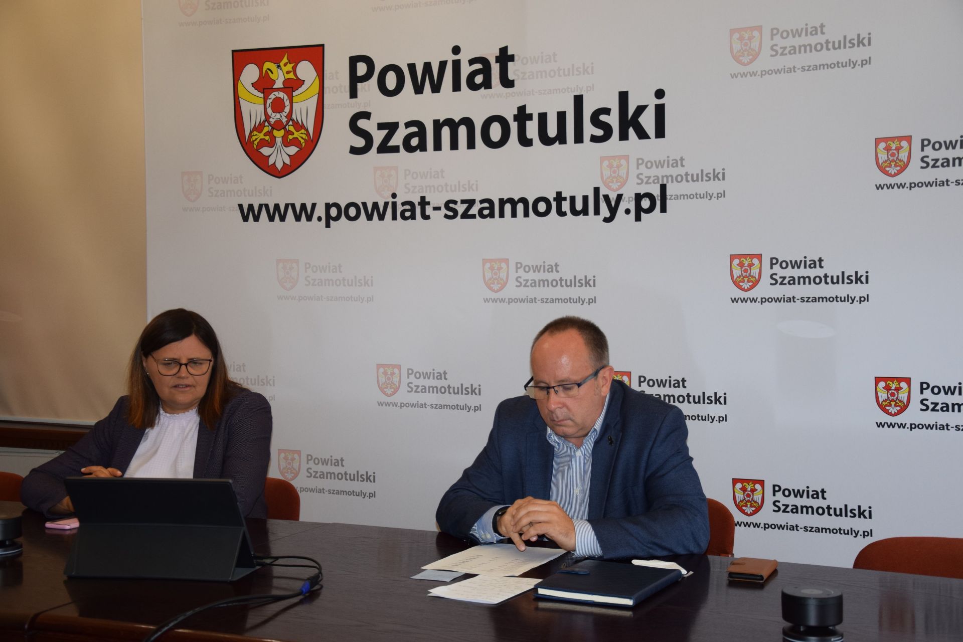 Wideokonferencja dot. szczepień - na zdjęciu Starosta Beata Hanyżak i p. Jaromir Zieliński