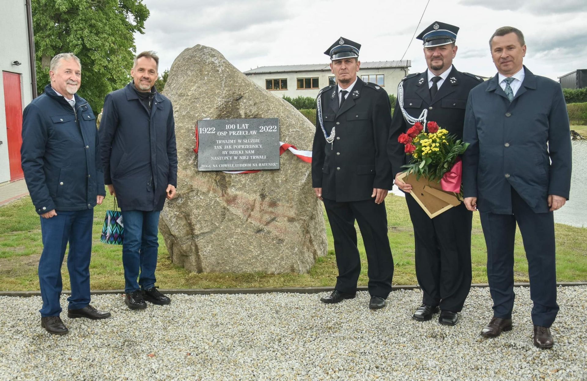 Na zdjęciu od lewej: Przewodniczący Rady Miasta i Gminy Szamotuły Marian Płachecki, Wicestarosta Szamotulski Rafał Zimny, Druh Straży Pożarnej, Prezes OSP Przecław Michał Płachetka, Wiceburmistrz Miasta i Gminy Szamotuły Dariusz Wachowiak. W tle tablica pamiątkowa