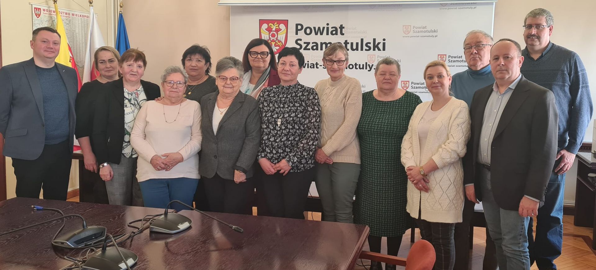 Starosta Szamotulski Beata Hanyżak wraz z Dyrektorem Powiatowego Centrum Pomocy Rodzinie Jaromirem Zielińskim oraz przedstawiciele organizacji  pozarządowych działających na rzecz osób z niepełnosprawnościami