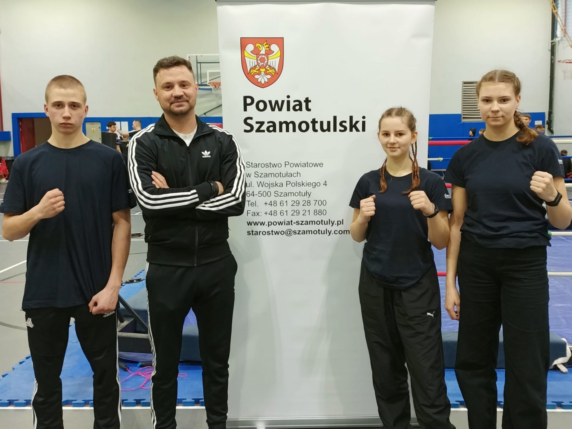 Zawodnicy z trenerem Boxing Team 