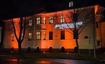 Powiat Szamotulski włączył się w akcję "Wspieram Dzieciństwo Bez Przemocy - Podświetlamy Polskę na Czerwono"