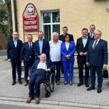 Samorządowcy oraz władz rządowych przed Urzędem Gminy w Dusznikach