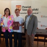 Starosta Szamotulski Beata Hanyżak, Wicestarosta Szamotulski Przemysław Nowak wraz z trenerem Klubu Olimpiad Specjalnych Maciejem Chałupką oraz Jakubem Nazimem
