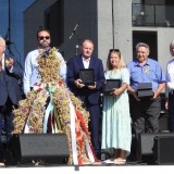 Wójt Gminy Kaźmierz Zenon Gałka, Przewodnicząca Rady Gminy Arleta Wojciechowska wraz z laureatami nagrody Siewca Roku - Jerzym Mazurem i Pawłem Galińskim