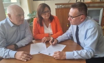 Starosta Szamotulski Beata Hanyżak wraz z Wicestarostą Przemysławem Nowakiem oraz Dyrektorem Szpitala Remigiuszem Pawelczakiem podczas podpisania umowy na badania profilaktyczne
