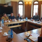 Poseł Jakub Rutnicki, Starosta Szamotulski, burmistrzowie i wójtowie z terenu powiatu szamotulskiego oraz komendanci powiatowi policji i straży pożarnej na spotkaniu w sprawie powodzi