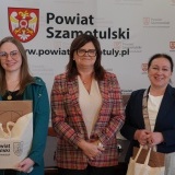 Starosta Szamotulski Beata Hanyżak wraz ze zwyciężczyniami quizu