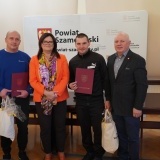Starosta Szamotulski Beata Hanyżak, Wicestarosta Przemysław Nowak, Konrad Skrętkowski oraz trener Maciej Chałupka