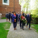 Samorządowcy składają kwiaty w hołdzie bohaterom