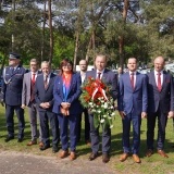 Samorządowcy składają kwiaty w hołdzie bohaterom