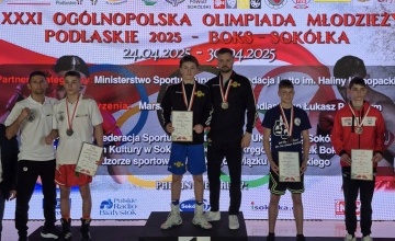 Gracjan Kołodziej wraz z trenerem Mariuszem Koperskim na podium