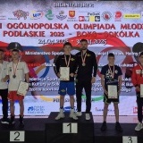 Gracjan Kołodziej wraz z trenerem Mariuszem Koperskim na podium