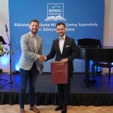 Członek Zarządu Szymon Erenc oraz Dyrektor Biblioteki Publicznej MiG Szamotuły Piotr Nowak
