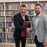 Członek Zarządu Szymon Erenc oraz Dyrektor Powiatowej Biblioteki Publicznej w Szamotułach Marek Urbański