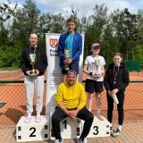 Międzypowiatowy Turniej Tenisa Ziemnego dla Dzieci i Młdozieży o Puchar Starosty Szamotulskiego - zawodnicy na podium