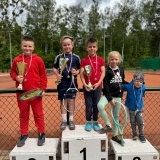 Międzypowiatowy Turniej Tenisa Ziemnego dla Dzieci i Młdozieży o Puchar Starosty Szamotulskiego - zawodnicy na podium
