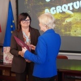 Starosta Szamotulski Beata Hanyżak wręcza list gratulacyjny jednej z przedstawicielek gospodarstwa agroturystycznego