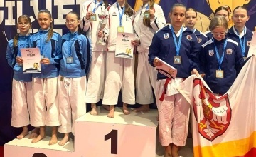 Zawodniczki na podium - reprezentantki Szamotulskiego Klubu Karate na II miejscu