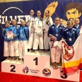 Zawodniczki na podium - reprezentantki Szamotulskiego Klubu Karate na II miejscu