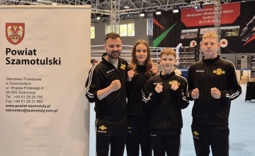Zawodnicy Koperski Boxing Team: Lena Kwatera, Jan Szymaś i Oskar Suchorski wraz z trenerem Mariuszem Koperskim