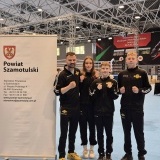 Zawodnicy Koperski Boxing Team: Lena Kwatera, Jan Szymaś i Oskar Suchorski wraz z trenerem Mariuszem Koperskim