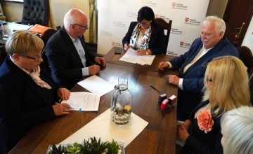 Podpisanie porozumienia między Powiatem Szamotulskim a Gminą Kaźmierz  (1)