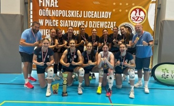 Drużyna I LO w Szamotułach z pucharem