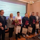 Zarząd Powiatu Szamotulskiego z Dyrektor ZS nr 1 we Wronkach Moniką Kozber, Opiekunem Dawidem Ordonem oraz zwycięzcami konkursu 