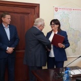 Starosta Szamotulski Beata Hanyżak gratuluje Panu Jackowi Rutkowskiemu i Panu Robertowi Stobińskiemu