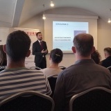 Członek Zarządu Szymon Erenc podczas konferencji Ogarnij BHP