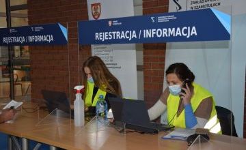 Start szczepień w szamotulskiej Hali Nałęcz - punkt rejestracji