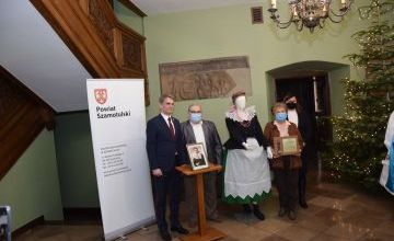 Dzieci Janiny Foltyn i przedstawiciele władz samorządowych (3)