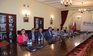 Przedstawiciele urzędów miast i gmin z Powiatu Szamotulskiego na wideokonferencji z Wojewodą Wielkopolskim  (2)