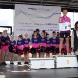Nagradzany zawodnik na podium 